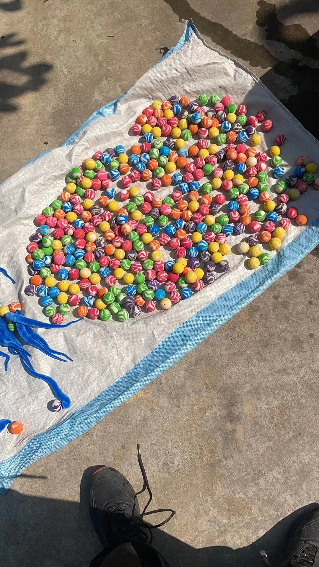 Brinquedo Interativo Lagartixa Jump para Gatos – Bolinha Colorida com Bicho Elástico Estimulante
