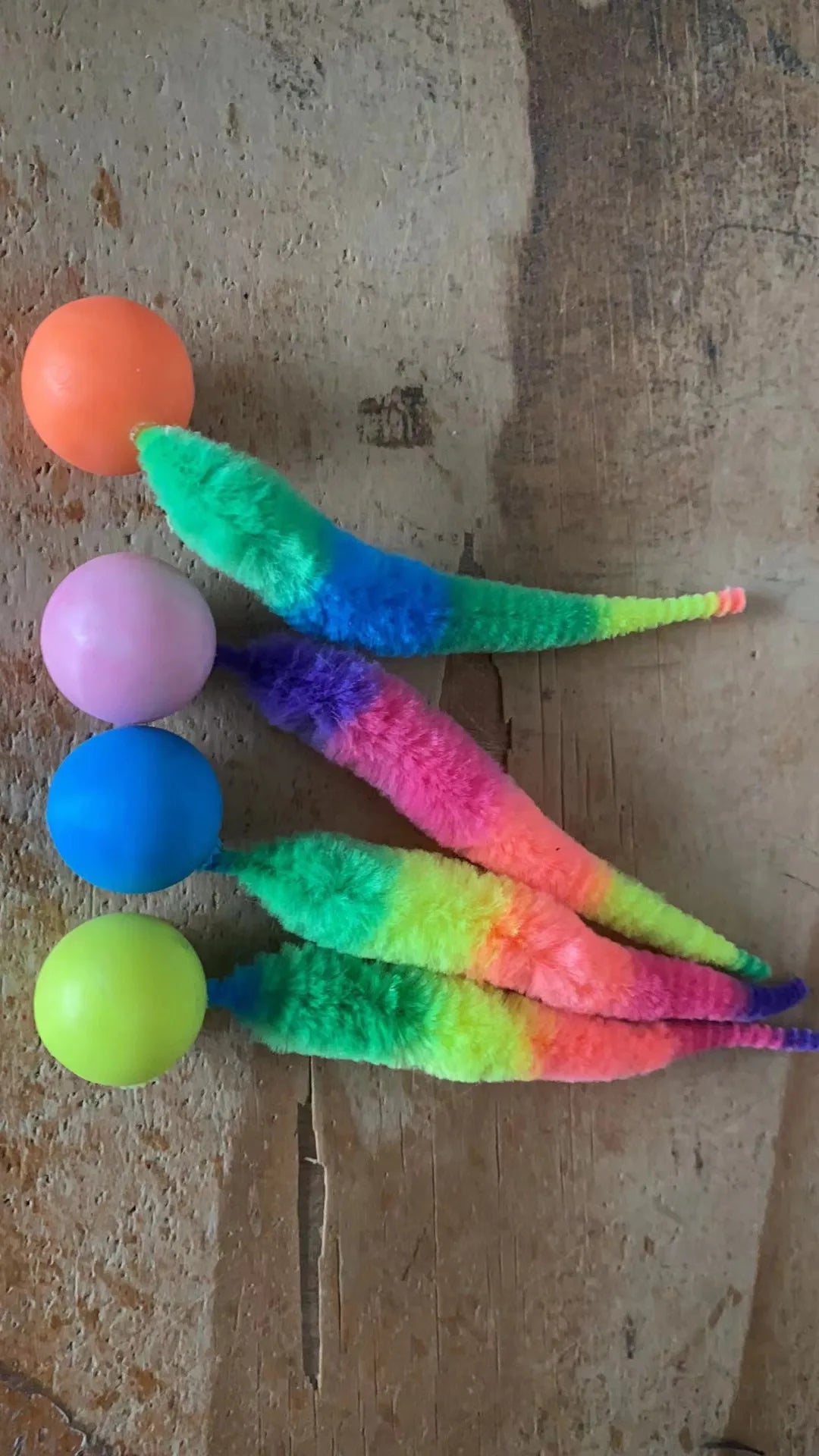 Brinquedo Interativo Lagartixa Jump para Gatos – Bolinha Colorida com Bicho Elástico Estimulante
