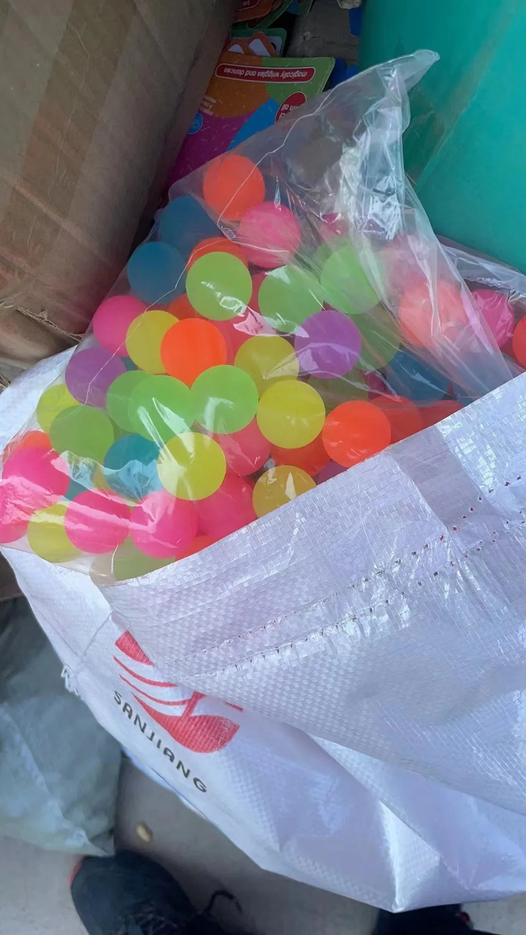 Brinquedo Interativo Lagartixa Jump para Gatos – Bolinha Colorida com Bicho Elástico Estimulante