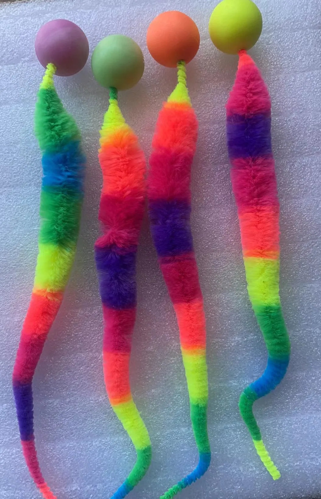 Brinquedo Interativo Lagartixa Jump para Gatos – Bolinha Colorida com Bicho Elástico Estimulante